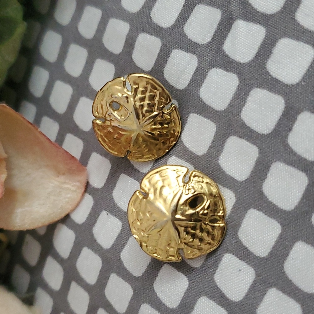 Vintage 80s Goldtone Sand Dollar Button Earrings